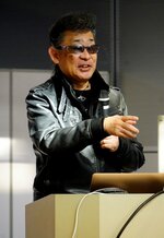 生物多様性が損なわれる原因について説明する五箇氏＝２５日、鳥取市の鳥取砂丘コナン空港