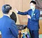 平井知事（左）にライフル射撃を説明する湯ノ口選手＝１２日、鳥取県庁