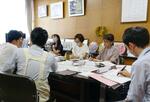 　名古屋市立大高南小で開かれたチーム会議＝５月、名古屋市