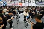 　北京で行われたロボットの展示会に集まった人たち＝２０２４年８月（共同）
