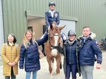 国際大会でパートナーの馬ジョーカーと日本代表の中で一番の好成績を収めた大川さん（中央）＝昨年１２月、オランダのゲーネマイデン