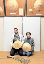 出来上がった「すげ笠」とサディアスさん夫妻