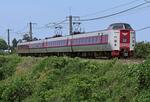 　島根県出雲市を走行する特急「やくも」の車両「３８１系」の最後の定期運行列車＝１５日午前