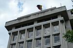 　エクアドルのキトにあるベネズエラ大使館が入る建物に掲げられたベネズエラ国旗＝１６日（ＡＰ＝共同）