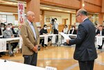 日置委員長（左）に委嘱状を交付する中村町長＝２０日、日南町役場