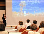 就職活動支援について説明する職員
