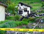 　山形県大江町楢山の住宅火災現場＝２３日午前６時８分
