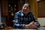 　手足のしびれなどの症状を話す皆川栄一さん＝２０２５年４月、新潟県阿賀町