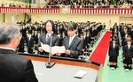 宣誓文を読み上げる新入生の中田さん（中央左）と上田さん＝６日、豊岡市戸牧の近畿大付属豊岡高校・中学