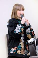 　ウクライナの文化について講演するバレリヤ・サベンコさん＝１６日午前、石川県七尾市