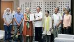 　辺野古の埋め立てを巡り、沖縄県の玉城デニー知事（左から４人目）に要請書を手渡す連絡協議会のメンバー＝２７日午前、県庁