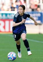 　国際親善試合のガーナ戦で攻め込む「なでしこジャパン」の北川ひかる＝１３日、金沢ゴーゴーカレースタジアム