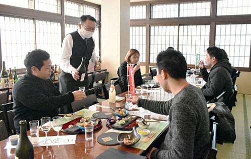 鳥取の地酒と食材を堪能する参加者ら＝４日、鳥取市福部町湯山の砂丘会館