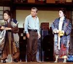 　左から菅井きん、左とん平、浜木綿子（東宝演劇部提供）