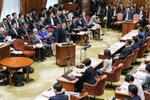 　参院決算委で答弁に立つ岸田首相（中央）＝１０日午後