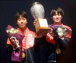 　卓球の世界選手権個人戦男子ダブルスで優勝し、金メダルを掛け笑顔の篠塚大登（左）、戸上隼輔組＝２５日、ドーハ近郊（共同）