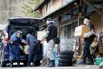 　戸田佳孝容疑者の自宅から押収物を運び出す捜査員＝１２日午後４時４３分、長野県生坂村