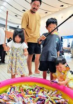狙ったお菓子を釣り上げる子ども＝１７日、境港市の夢みなとタワー