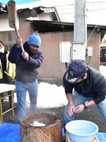 楽しみながら初めての餅つきに挑戦する留学生（左）＝２８日、鳥取市長谷の「長谷の里会館」