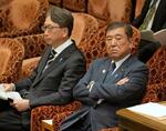 　衆院内閣委で質問を聞く石破首相。左は平サイバー安保相＝４日午前