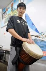 　ジャンベ奏者の徳田健一郎さん＝１１月、鹿児島市