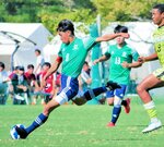 少年男子１回戦・鳥取－佐賀　鳥取は前半、ＭＦ久徳が果敢に攻め込む＝鹿児島県立吹上浜海浜公園運動広場 
