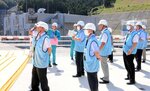 島根原発の講内を視察する境港市議会の議員ら＝２日、松江市鹿島町