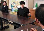 足羽教育長（右）に海外での体験を話す山下さん（中央）と深沢さん＝１０日、鳥取県庁