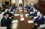 　衆院政治改革特別委の理事懇談会に臨む与野党の理事ら＝３０日午前