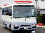 　送検のため愛知県警春日井署を出る、伊藤綾野容疑者を乗せた車両＝２９日午前８時１８分