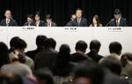 　第三者委員会の記者会見で中居氏の性暴力があったと話す竹内朗委員長（手前右から２人目）＝３１日、東京都港区のフジテレビ