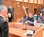 力強く宣誓する岩美北スポーツ少年団の山下未乗主将＝岩美町中央公民館