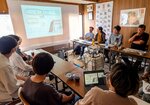 学生たちが発表するリノベーション案に耳を傾ける参加者ら