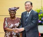 　ＷＴＯのオコンジョイウェアラ事務局長（左）と握手する石破首相＝１３日午前、首相官邸