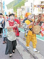 ちんどん屋　にぎやかな演奏で天狗の山車を先導するちんどん屋「天狗一座」