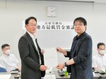 佐藤会長（右）に諮問を手渡す平川局長＝７日、鳥取市富安２丁目の鳥取第一地方合同庁舎