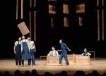 　瀬戸内サーカスファクトリーの公演「ワーカーズ！」＝２０２５年１月、高松市（撮影・今里彰利）
