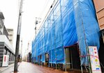 アーケードが撤去された本通り商店街。通りでは建物の改装や空き店舗の撤去の動きも広がる＝２０日、米子市紺屋町