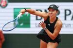 　女子シングルス３回戦でプレーするジェシカ・ペグラ＝パリ（共同）