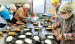 カレー弁当を調理する地域食堂のメンバー＝鳥取市面影校区の地域食堂提供