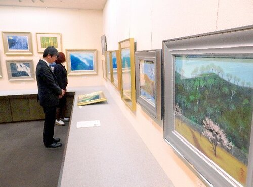 東山魁夷の直筆作品（右）など多くの出品絵画が並んだ画廊内