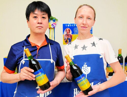 クラウドファンディングに挑戦する山田社長（左）とマリーナさん