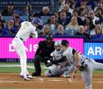 　タイガース戦の１回、四球を選ぶドジャース・大谷。投手フラーティ＝ロサンゼルス（共同）