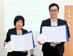 協定書を交わした福本町長（左）と筒井社長