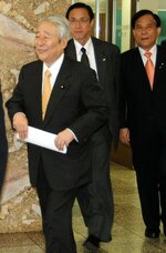 常田氏（右）の応援で鳥取県西部を訪れた青木氏（左）＝２００７年６月１６日、境港市上道町