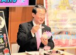 特製メニューを試食する平井知事（鳥取県提供）