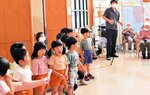 利用者を前に元気よく歌を披露する園児たち＝３日、新温泉町二日市の介護老人保健施設ささゆり
