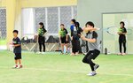 決勝トーナメントで奮闘する選手＝３０日、新温泉町湯の健康公園すこやかドーム