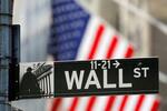 　金融街ウォールストリートの標識＝ニューヨーク（ロイター＝共同）