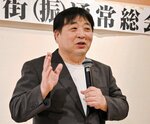 倉吉のまち並みがふんだんに描かれた原作を忠実に映画化するため、地域の全面的な支援を求める錦織監督＝２６日夜、倉吉市明治町の打吹回廊